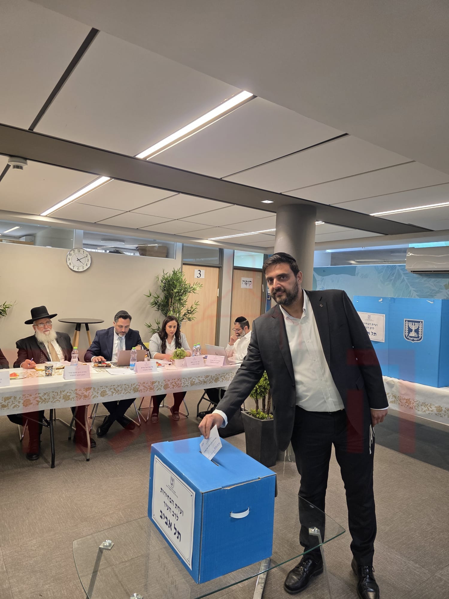 סגן ראש העיר אלחנן זבולון בהצבעה
