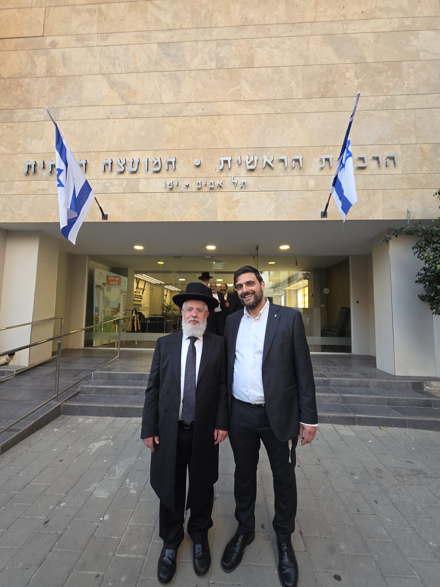 סגן ראש העיר אלחנן זבולון והרב זבדיה כהן לאחר הניצחון בבחירות