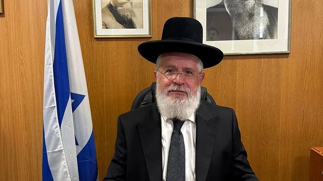 הרב על כיסא הרב הראשי לראשונה